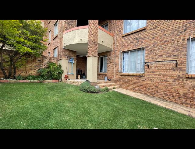 2 BEDROOM TOWNHOUSE FOR SALE IN DIE HOEWES